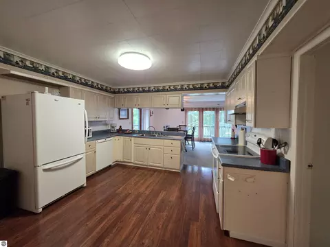 Kitchen - 2091 Lakeside Dr, Hale, MI 48739 photo 2 of 3