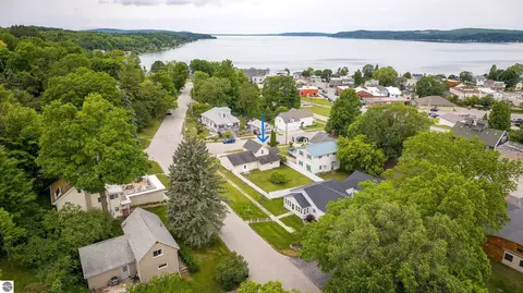 323 Benzie Ct, Beulah, MI 49617
