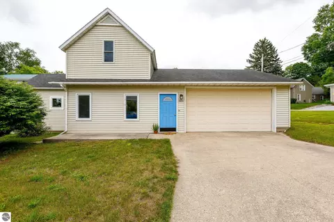 323 Benzie Ct, Beulah, MI 49617