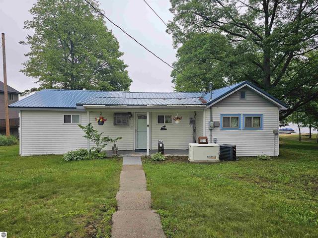 662 N Lakeview Dr, Hale, MI 48739