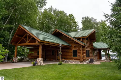 2095 Middle Haven Dr, Gladwin, MI 48624