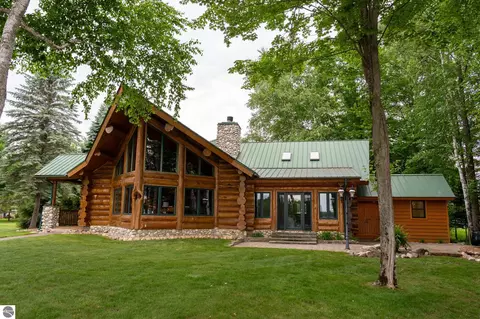 2095 Middle Haven Dr, Gladwin, MI 48624