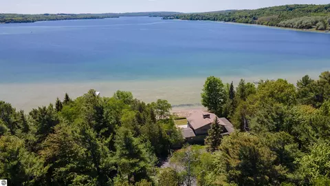 5254 N Manitou Trl, Leland, MI 49654