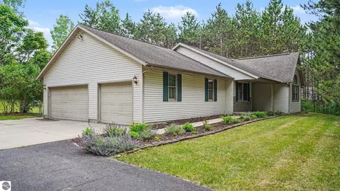 2107 W Kelly Dr, Mount Pleasant, MI 48858