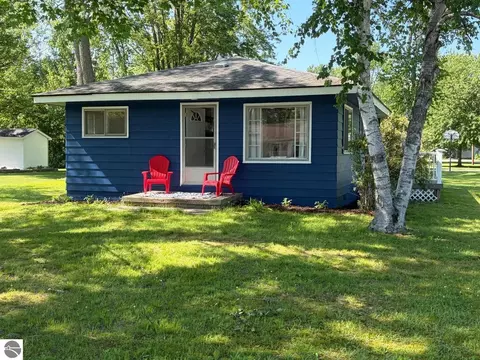 508 Shore View Dr, Houghton Lake, MI 48629