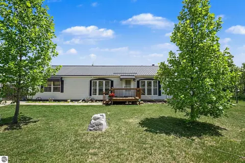 9145 Lydell Rd, Farwell, MI 48622