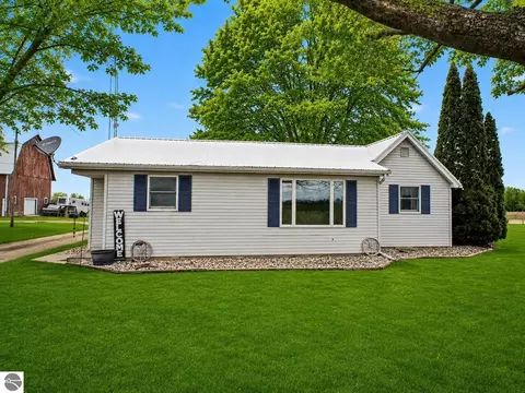Exterior - 6596 W Washington Rd, Ithaca, MI 48847 photo 2 of 5