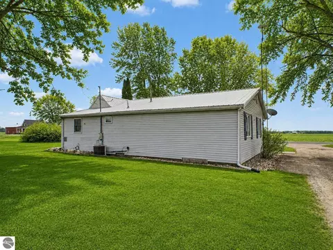 Exterior - 6596 W Washington Rd, Ithaca, MI 48847 photo 3 of 5