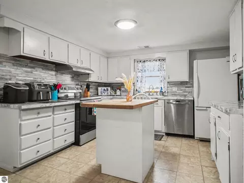 Kitchen - 6596 W Washington Rd, Ithaca, MI 48847 photo 2 of 2
