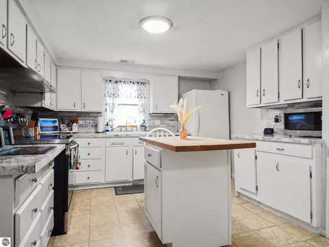 Kitchen - 6596 W Washington Rd, Ithaca, MI 48847 photo 1 of 2