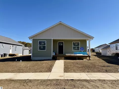 746 Ashland Dr, Traverse City, MI 49696