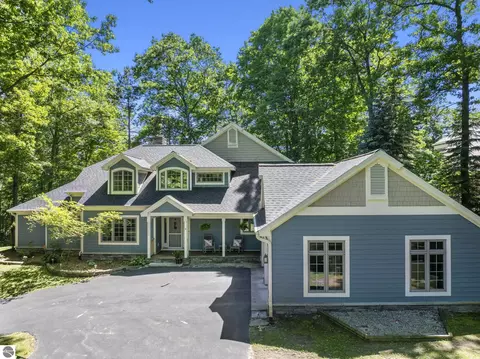 10268 E Twin Oaks Dr, Traverse City, MI 49684