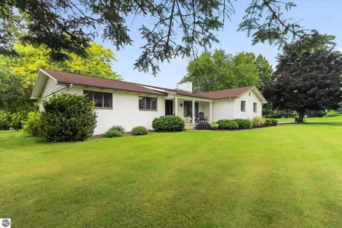 150 Doral Dr, Cadillac, MI 49601