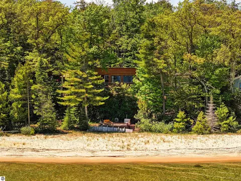 30520 E Side Dr, Beaver Island, MI 49782