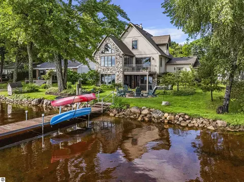 225 W Lake Dr, Cadillac, MI 49601