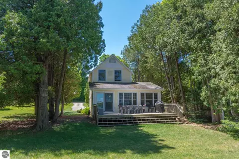 530 E Harbor Hwy, Maple City, MI 49664