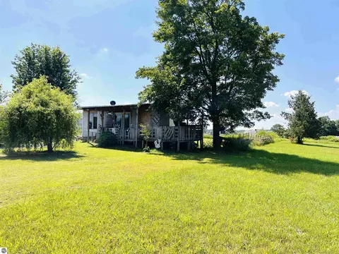 111 Eastland Dr, Leroy, MI 49655