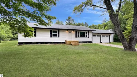 3403 E 34 Rd, Cadillac, MI 49601