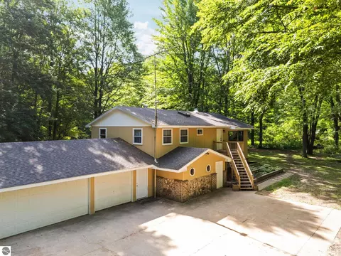 3527 S 31 Rd, Cadillac, MI 49601