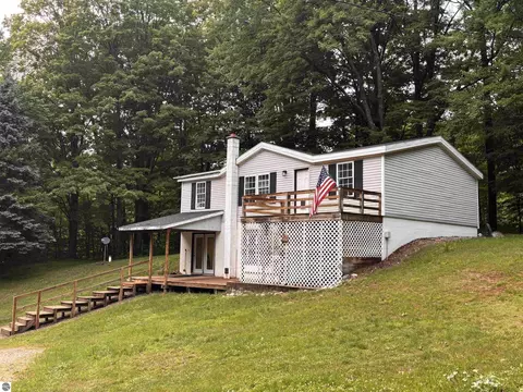 3865 Blueberry Ln, Honor, MI 49640