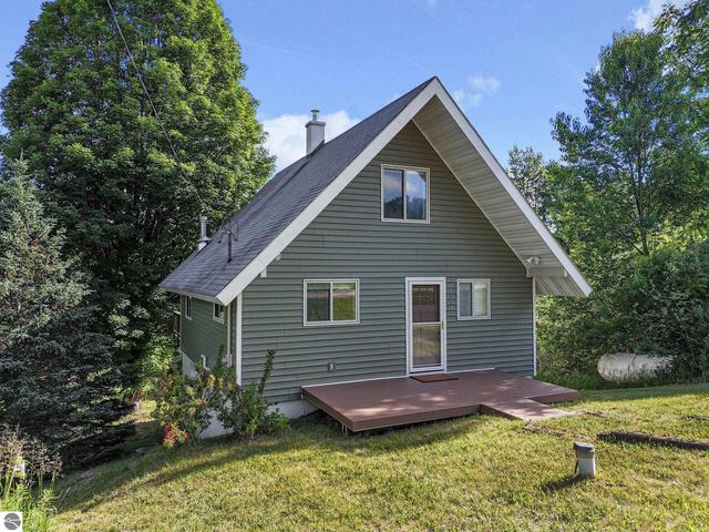 7192 Skylark Ln, Cadillac, MI 49601