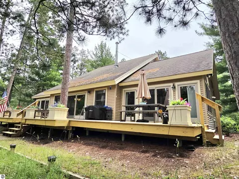 624 N Point Dr, Grayling, MI 49738