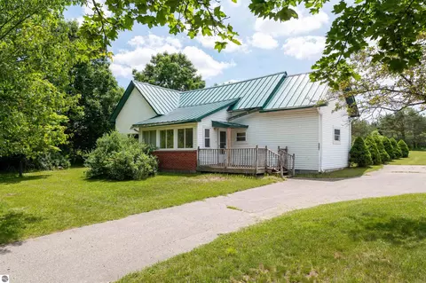 5201 W 14 Rd, Mesick, MI 49668