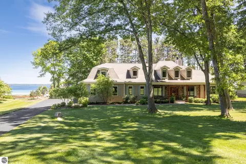 5552 S Spyglass Ridge Dr, Suttons Bay, MI 49682