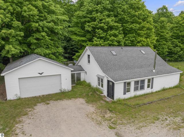 10080 Homestead Rd, Beulah, MI 49617