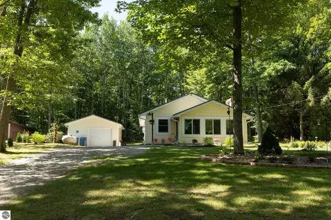 7692 Lakeview Dr, Harrison, MI 48625