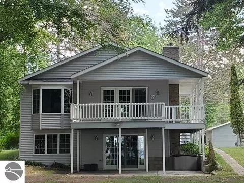 200 Mcdonald Dr, Houghton Lake, MI 48629