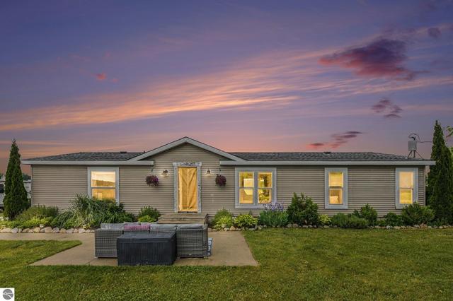 14625 Springwood Rd, Charlevoix, MI 49720