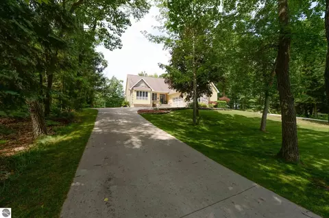 7021 Lakewood Dr, Oscoda, MI 48750