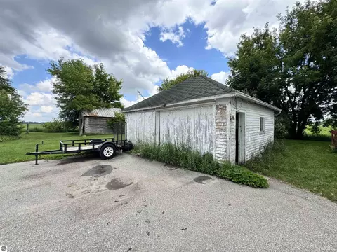 Exterior - 8611 S Wise Rd, Shepherd, MI 48883 photo 4 of 10