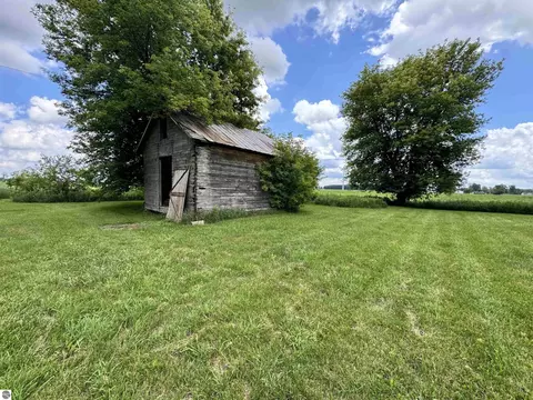 Exterior - 8611 S Wise Rd, Shepherd, MI 48883 photo 5 of 10