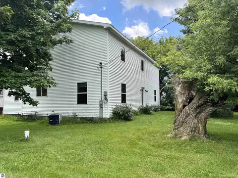 8611 S Wise Rd, Shepherd, MI 48883
