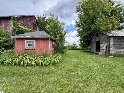 Exterior - 8611 S Wise Rd, Shepherd, MI 48883 photo 7 of 10
