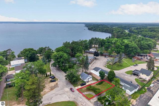 2816 Sunnyside Dr, Cadillac, MI 49601