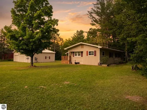 1111 Taxiway Ida, Lake City, MI 49651