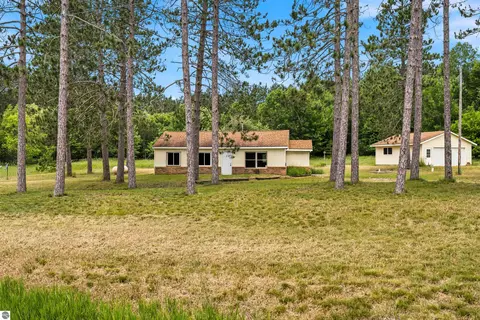 2655 E County Line Rd, Kingsley, MI 49649