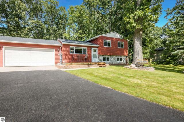 3961 Dogwood Dr, Traverse City, MI 49696