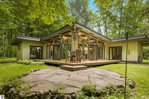 2176 W Schuss Mountain Dr, Bellaire, MI 49615