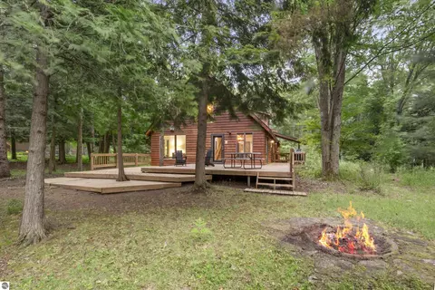 15620 Betsie River Dr, Thompsonville, MI 49683