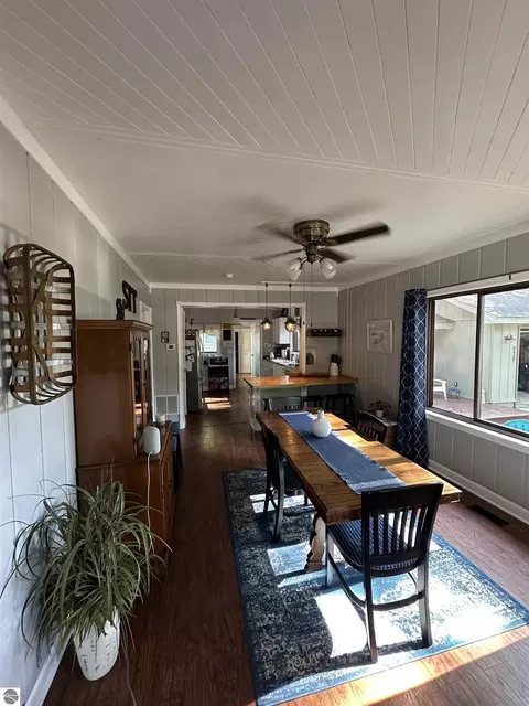 Dining - 5437 E 8th St, Au Gres, MI 48703 photo 2 of 7