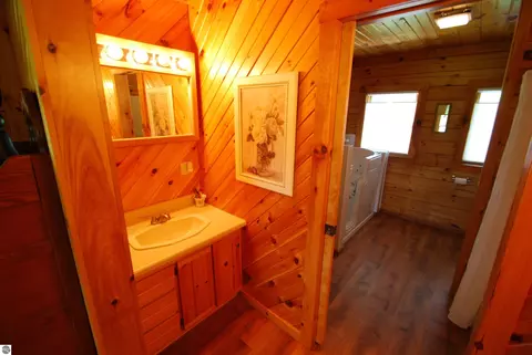 Bath - 5592 Linksview Way, Gladwin, MI 48624 photo 3 of 12