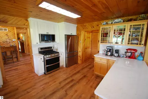 Kitchen - 5592 Linksview Way, Gladwin, MI 48624 photo 4 of 4