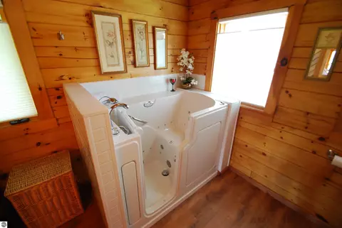 Bath - 5592 Linksview Way, Gladwin, MI 48624 photo 8 of 12