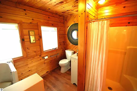 Bath - 5592 Linksview Way, Gladwin, MI 48624 photo 7 of 12