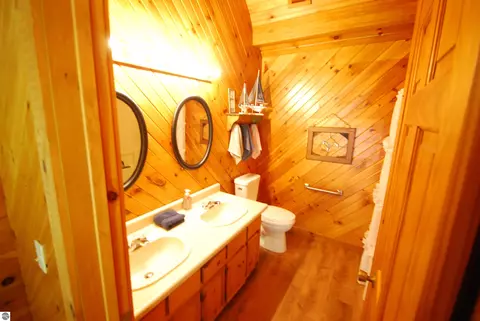 Bath - 5592 Linksview Way, Gladwin, MI 48624 photo 11 of 12