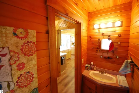 Bath - 5592 Linksview Way, Gladwin, MI 48624 photo 2 of 12